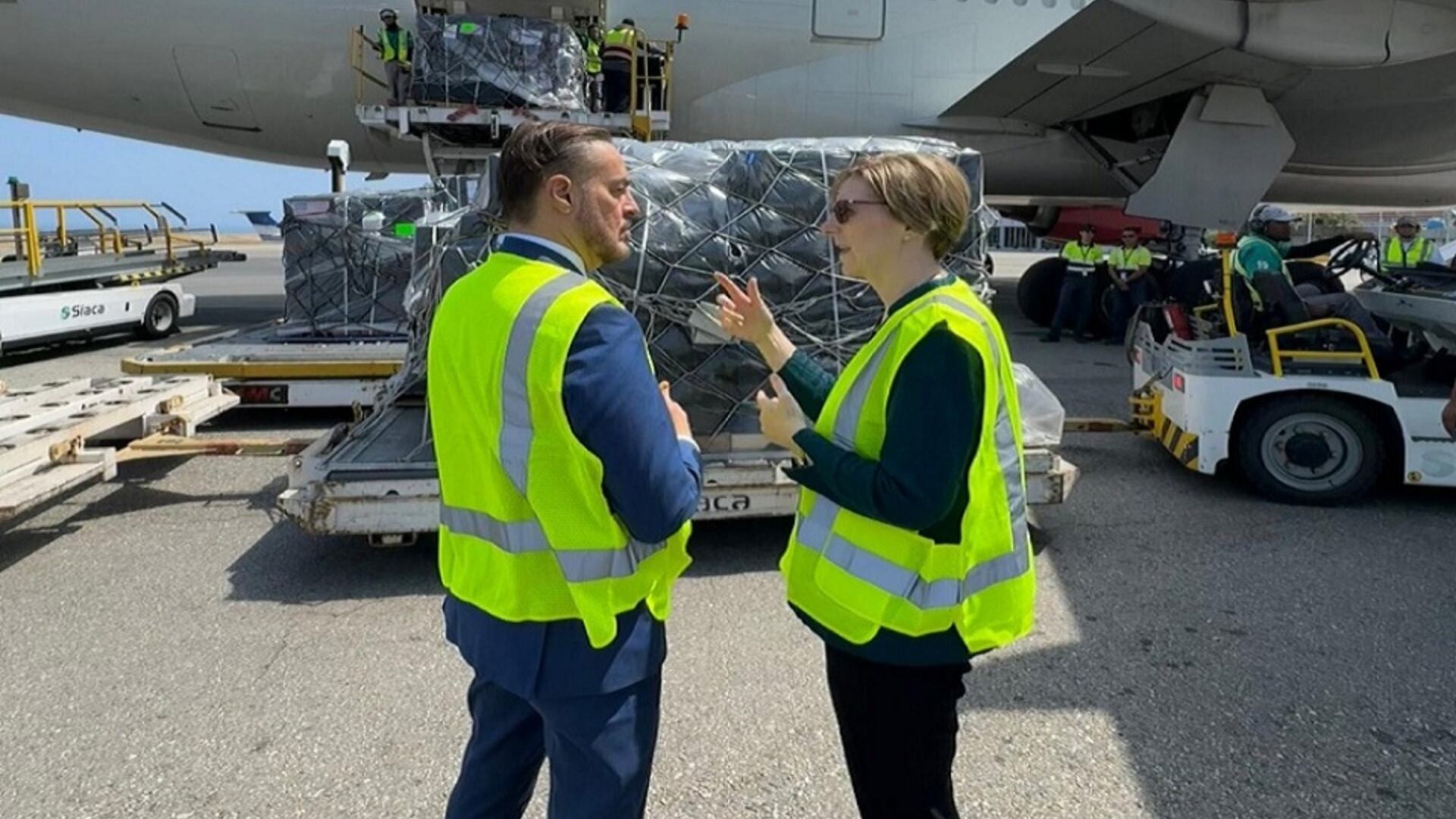 Laura Dogu recibe las seis toneladas de medicamentos