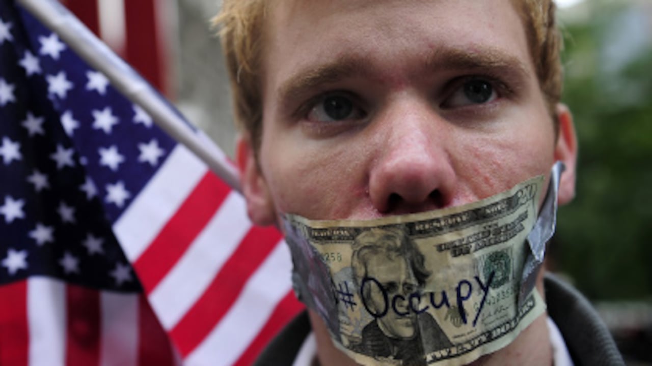 Inspirados por los indignados españoles del 15-M, miles de estadounidenses protestan contra la corrupción de Wall Street, la estrecha relación entre la política y el dinero y el desastroso manejo de la economía.