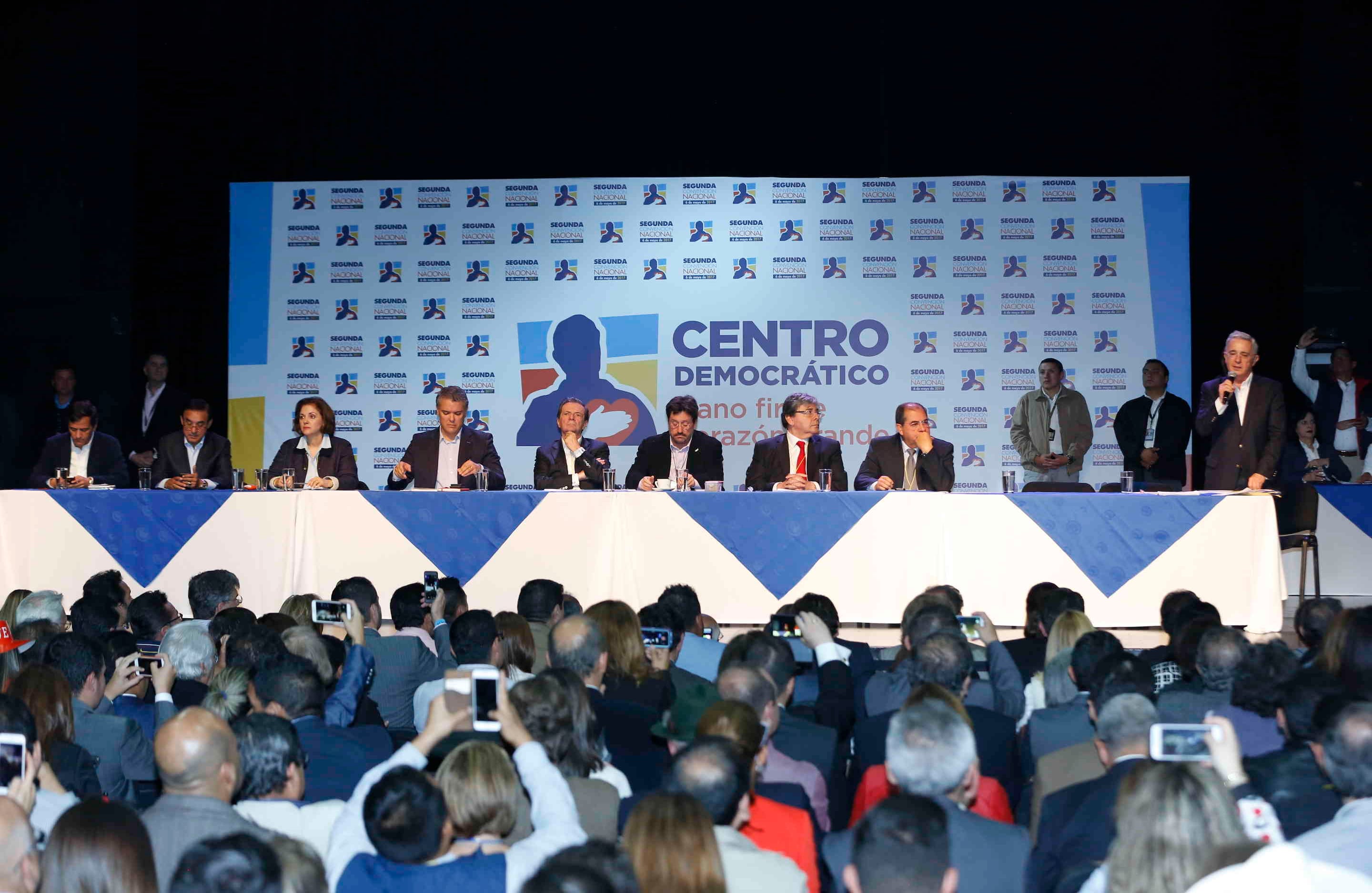 Rafael Nieto, César Castellanos, María del Rosario Guerra, Iván Duque, Fernando Londoño, Francisco Santos, Carlos Holmes Trujillo y Héctor Quintero acompañaron al expresidente en la mesa principal.