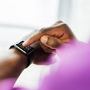 Para que funcione WhatsApp en reloj inteligente se debe contar con un sistema operativo específico.