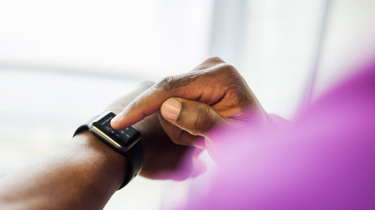 Para que funcione WhatsApp en reloj inteligente se debe contar con un sistema operativo específico.