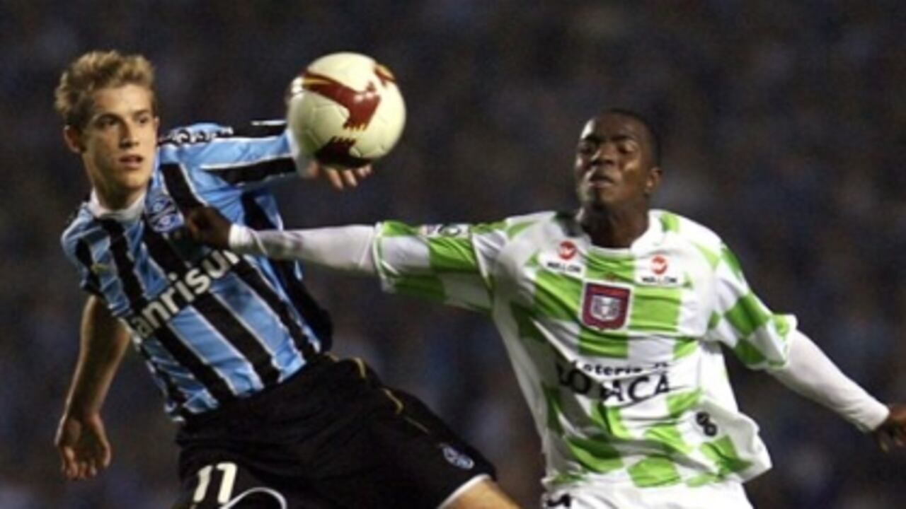 Adilson del club Gremio del Brasil (izq) lucha por el balón con Marco Pérez del Chicó de Colombia, en el partido de este martes en Porto Alegre, Brasil. Chicó perdió 3 a 0.