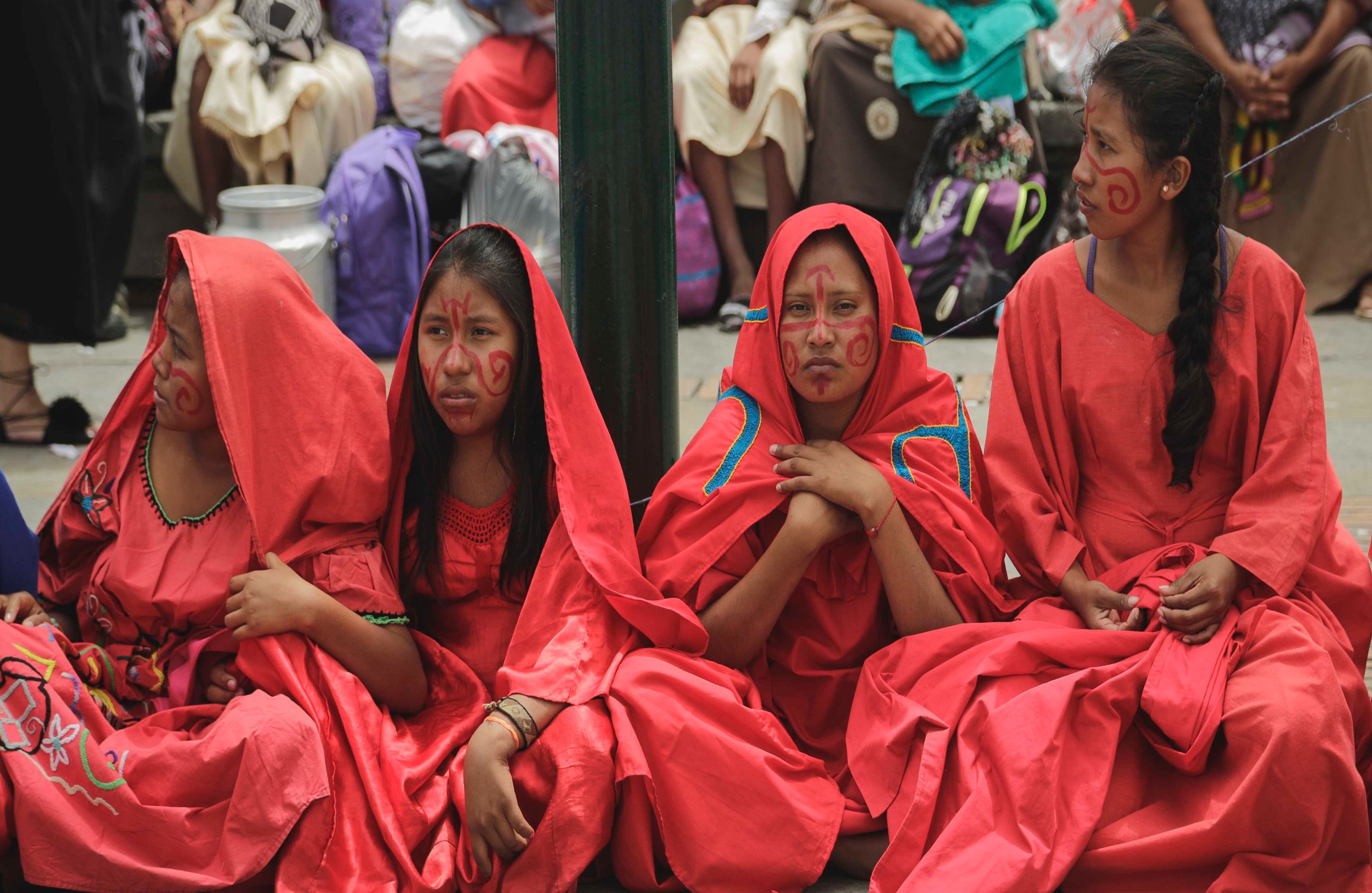 Niñas wayuu se preparan para hacer un simulacro de la danza de la yonna.  Fotografía: Ana Vallejo / SEMANA