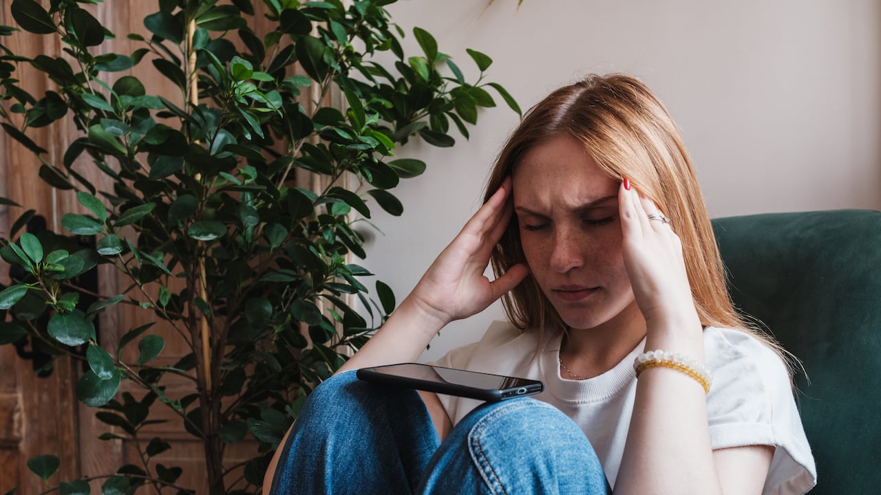 Así puede arreglar un celular que no carga ni enciende.