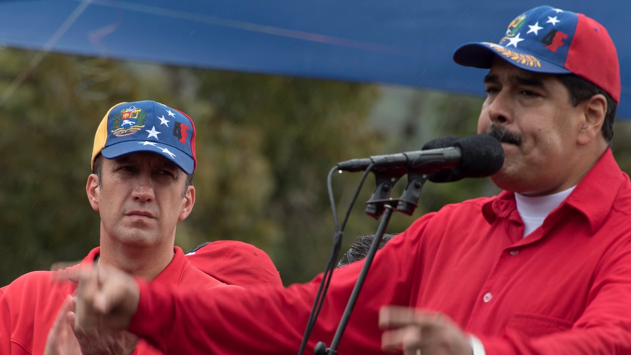 El presidente de Venezuela, Nicolás Maduro (derecha), y el vicepresidente de Venezuela, Tareck El Aissami (i)