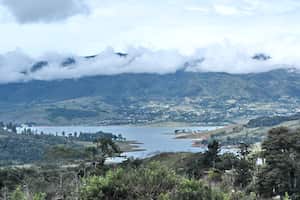 Embalse Calima. La cabecera del municipio se llama Darién por Nicolás Restrepo, que la vio similar a Región del Darién (entre Panamá y Colombia).