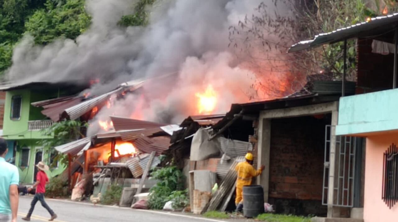Incendio en Puerto Valdivia, Antioquia.