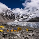 Carpas instaladas en el campamento base del Everest en el glaciar Khumbu. (Photo by Frank Bienewald/LightRocket via Getty Images)