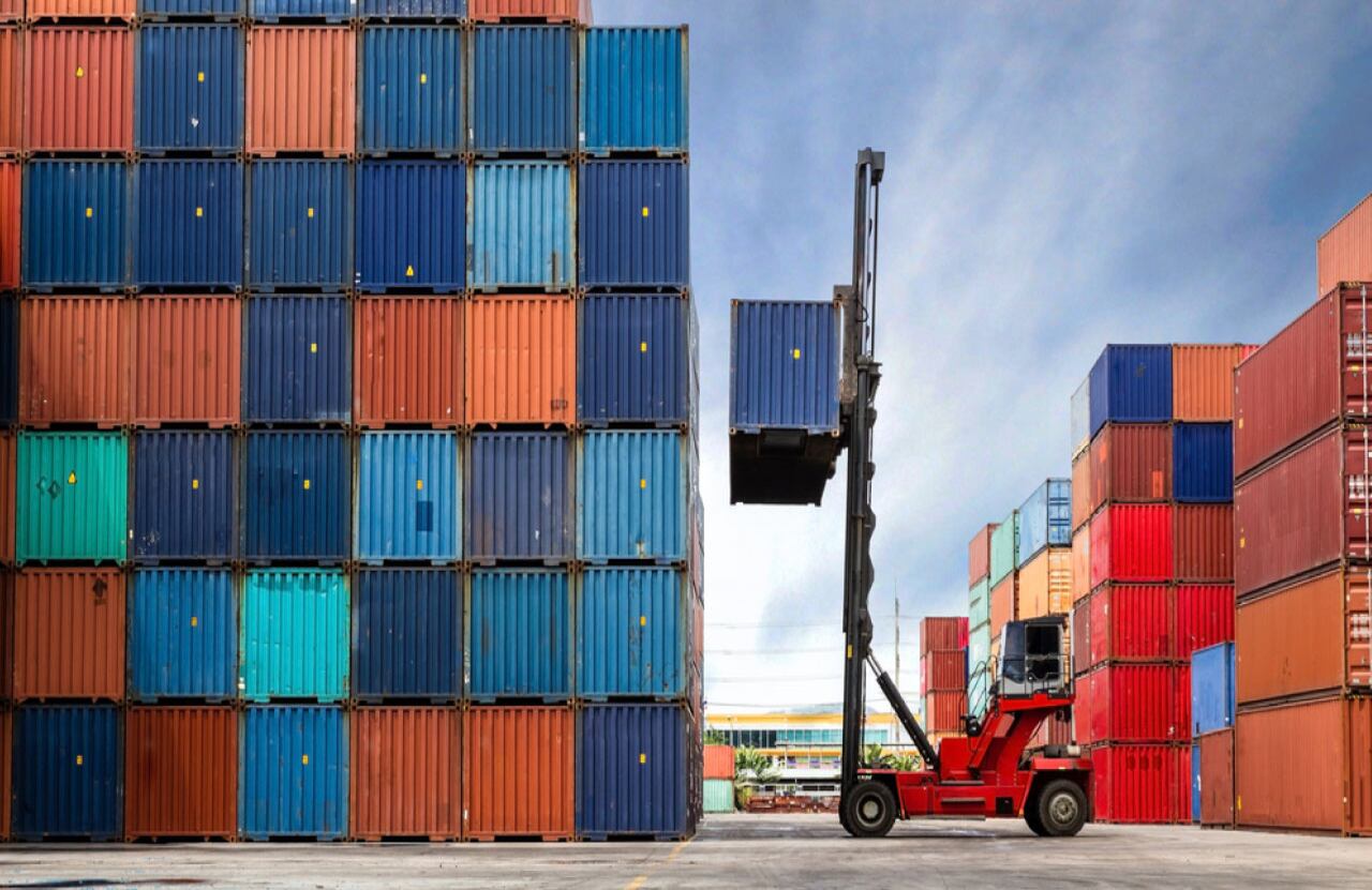 La empresa EContainers ha comenzado a activar un plan para frenar el cuello de botella, abasteciendo la cadena logística con una flota propia.