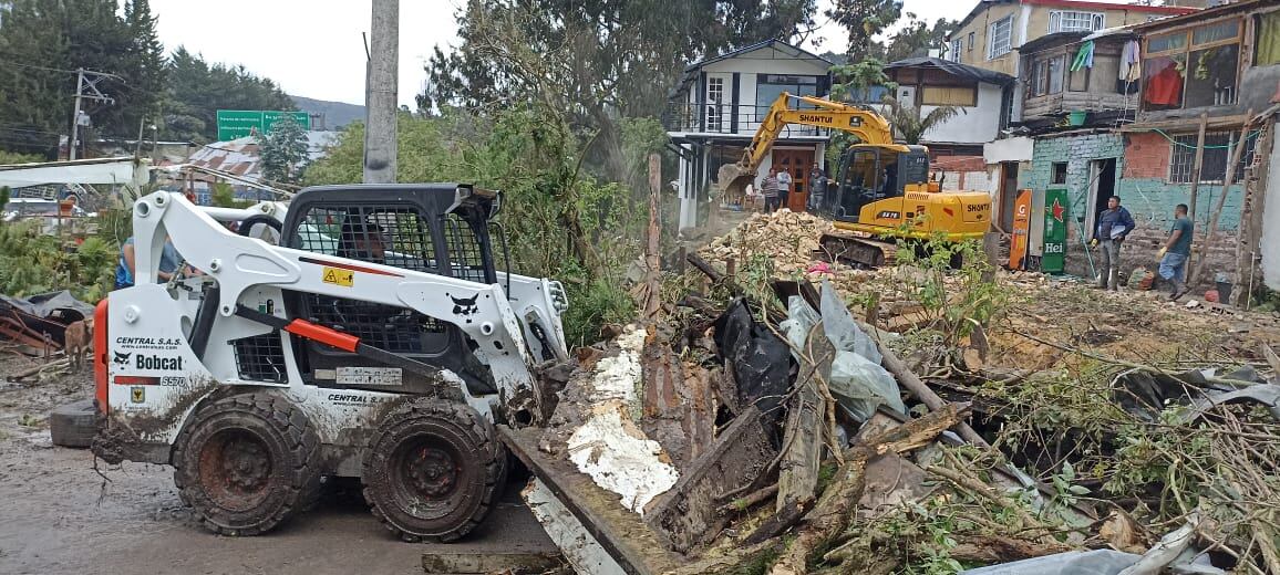 Remoción de escombros en la vía, La Calera - Bogotá