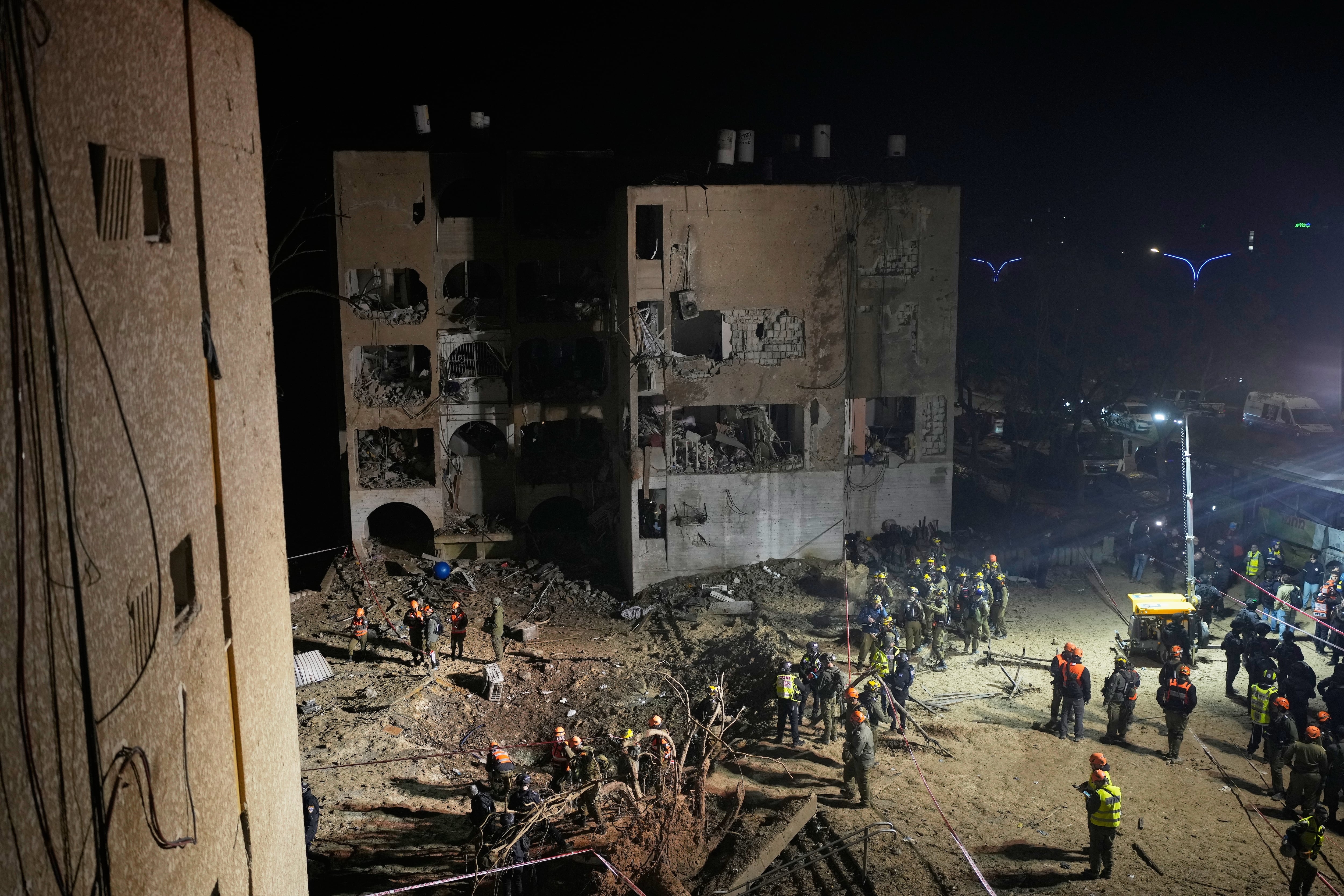 Fuerzas de seguridad y equipos de rescate israelíes inspeccionan el cráter dejado por un misil iraní en Arad, al sur de Israel.