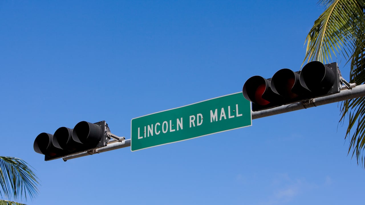 Se vienen implementando luces azules en los semáforos.