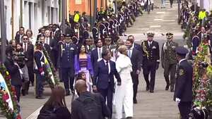 Gustavo Petro caminando hacia la Plaza de Bolívar.