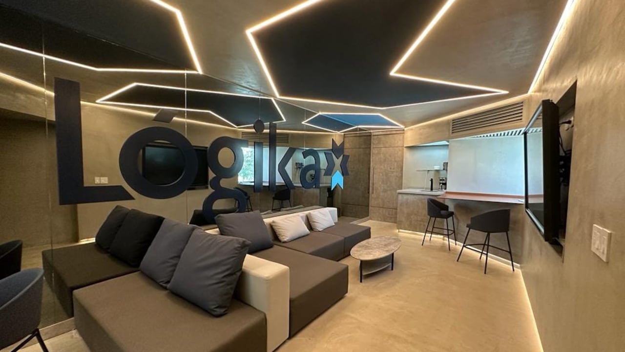 El diseño de Schaller Rossi & Partners en Lógika atrajo la inversión de 180.000 millones de pesos en ventas en las dos primeras etapas del proyecto. En la foto, la sala de ventas con una refinada paleta de azul turquesa y grises, inspirada en la identidad de Lógika by Pactia.