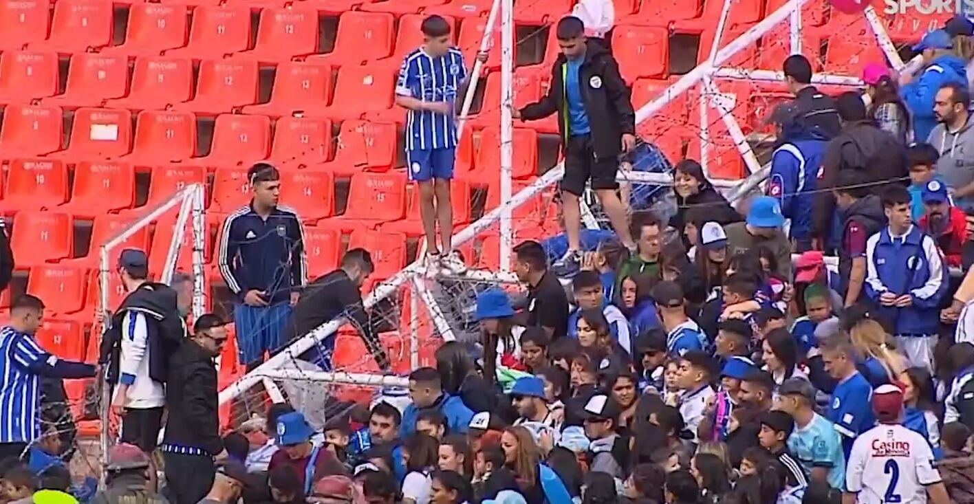 El alambrado no fue impedimento para que las personas buscaran estar seguras en otra grada.