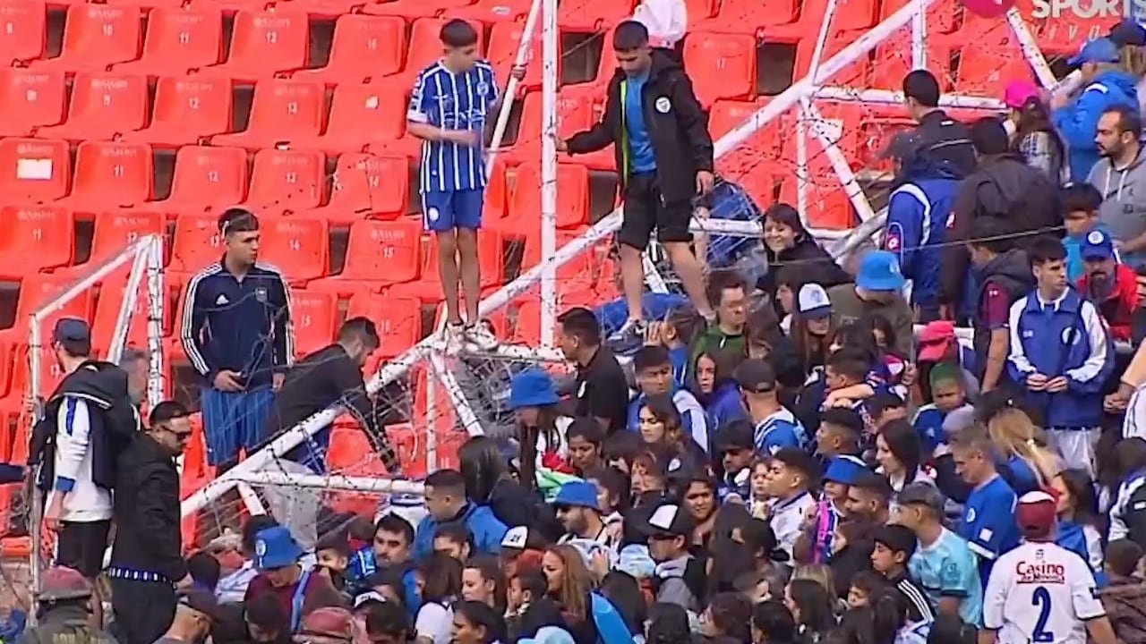 El alambrado no fue impedimento para que las personas buscaran estar seguras en otra grada.