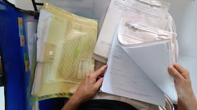 Conforme se enfrenta a la burocracia del sistema de salud, las historias clínicas de pacientes empiezan a abultarse con múltiples documentos.