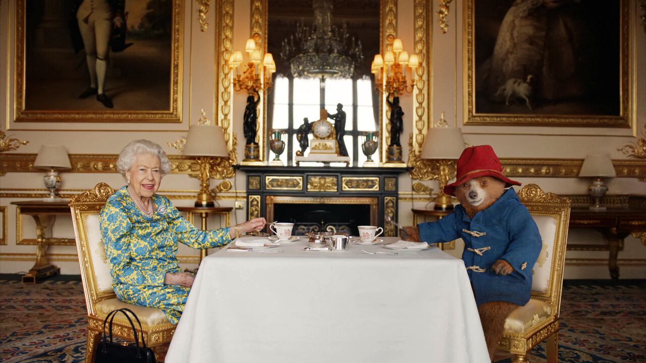 Una fotografía sin fecha publicada por el Palacio de Buckingham el 4 de junio de 2022 muestra a la reina Isabel II y al oso Paddington tomando té con crema en el Palacio de Buckingham, tomada de una película que se proyectó en la Fiesta Platino de la BBC en el Palacio el 4 de junio de 2022.