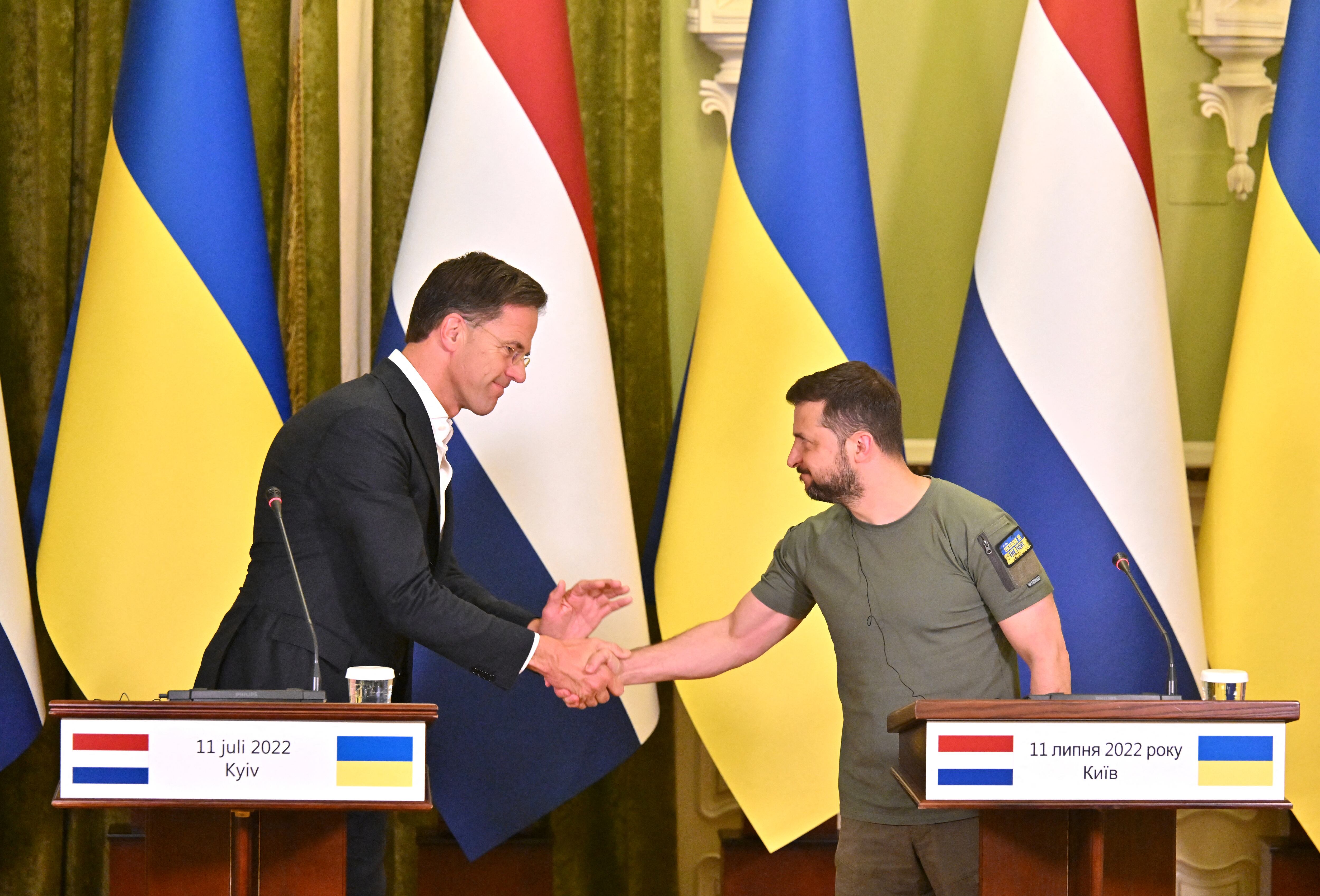 El presidente de Ucrania, Volodymyr Zelensky (derecha), le da la mano al primer ministro de los Países Bajos, Mark Rutte, durante su conferencia de prensa luego de las conversaciones en Kyiv el 11 de julio de 2022. (Foto de Sergei SUPINSKY / AFP)
