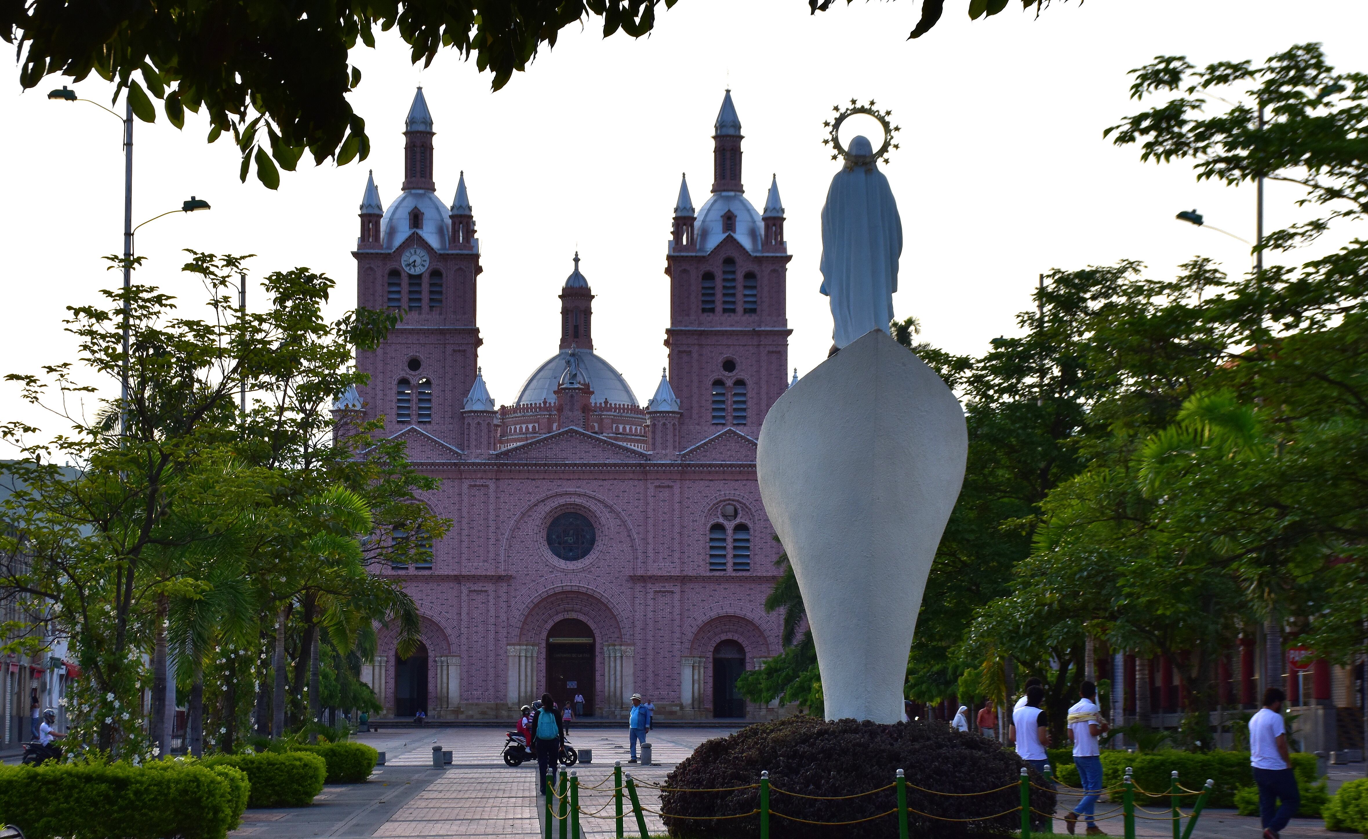 La  Basílica Menor del Señor de los Milagros está ubicada en Buga, Valle del Cauca, y su estructura fue construida entre los siglos XVII y XVIII. Debido a su trayectoria e historia milagrosa,  actualmente es un destino ideal para turistas y devotos a Dios.