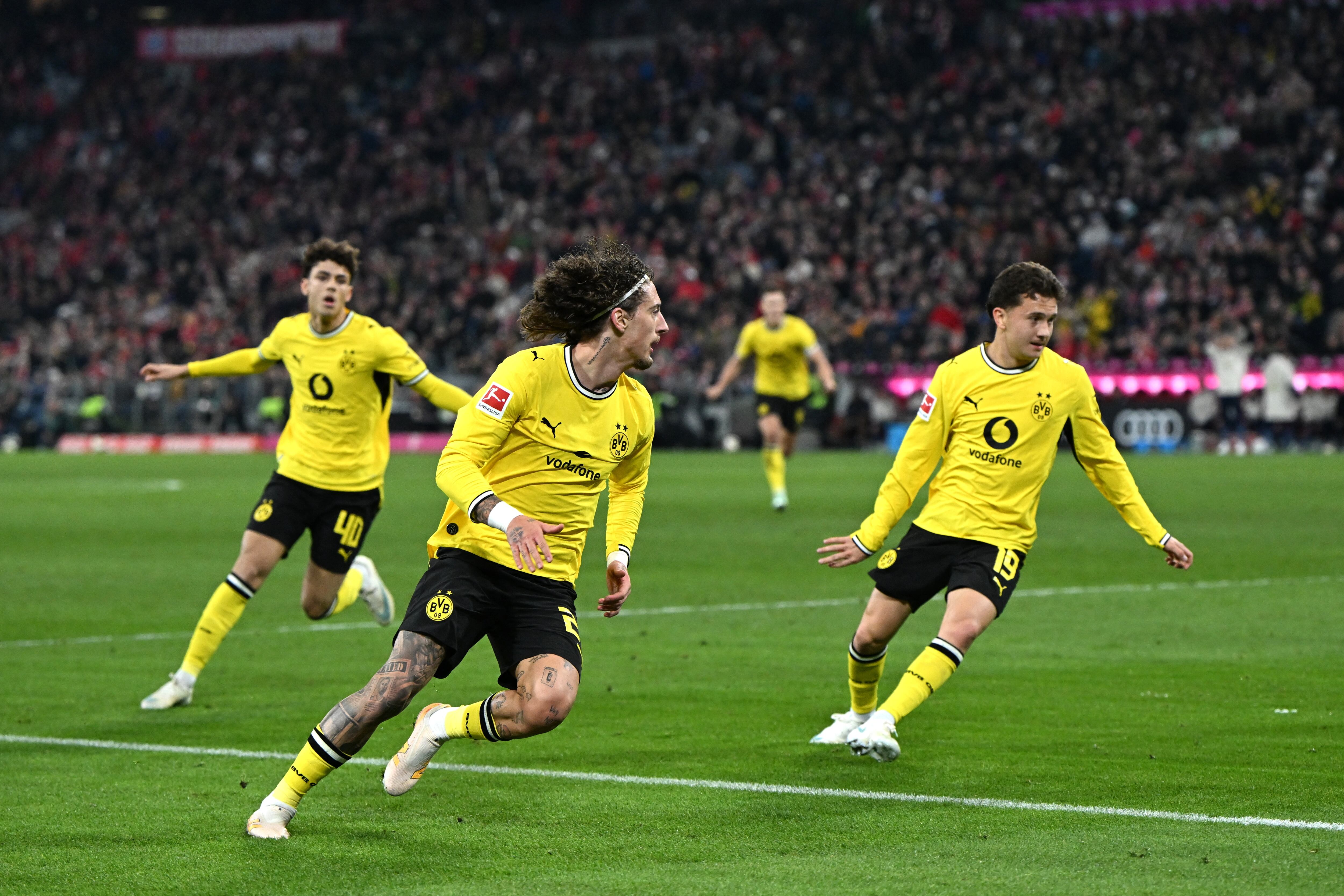 Borussia Dortmund celebrando el empate agónico ante Bayern Múnich, gracias al gol de Fábio Silva.