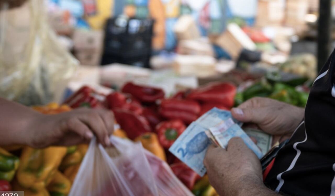 Los chilenos reclaman que el salario mínimo llegue rápidamente a los 500 mil pesos debido a la alta inflación que tiene el país.