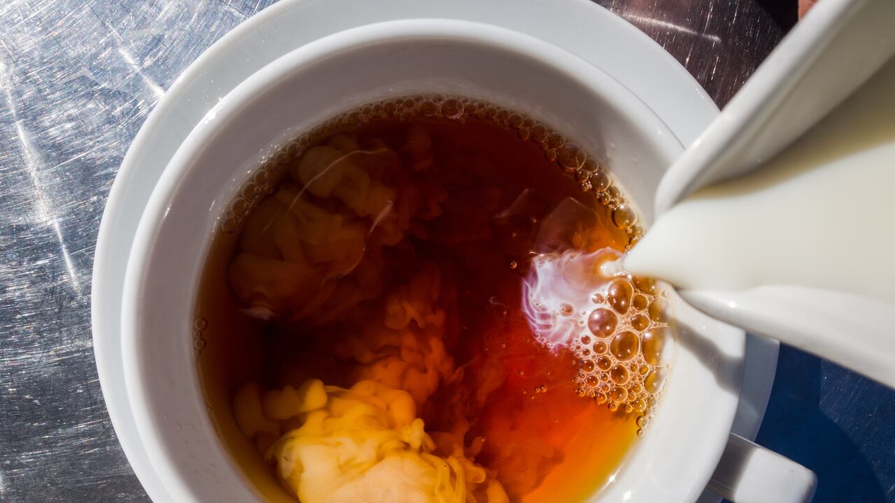 Expertos no recomiendan consumir té y leche.