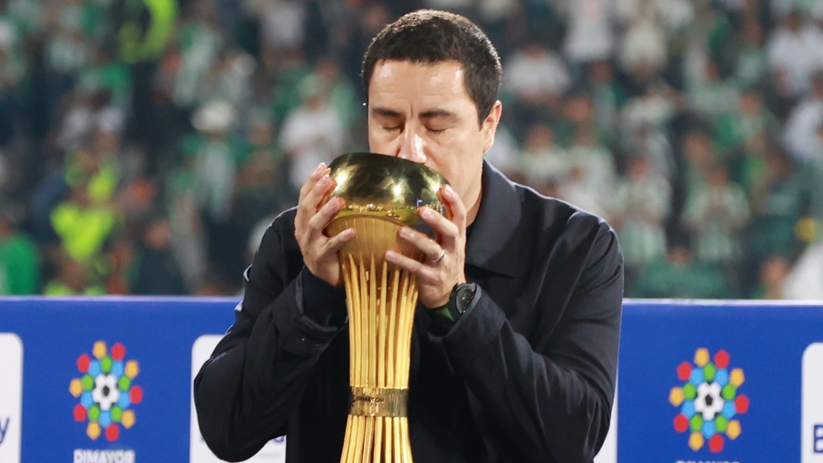 Efraín Juárez besando la Liga Betplay que consiguió con Atlético Nacional