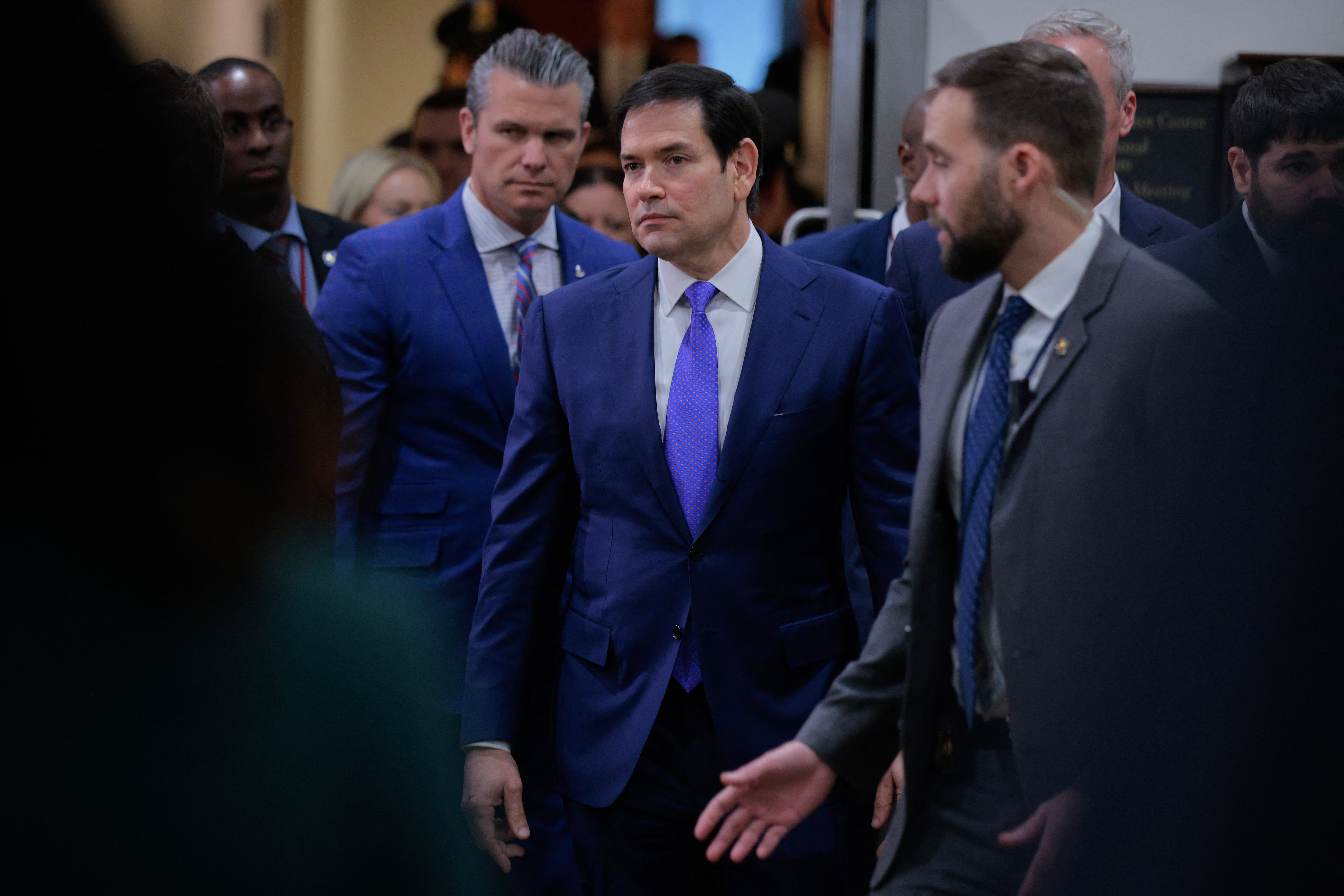 El Secretario de Guerra de EE. UU., Pete Hegseth, y el Secretario de Estado, Marco Rubio, se mueven entre sesiones informativas a puerta cerrada con miembros del Congreso.