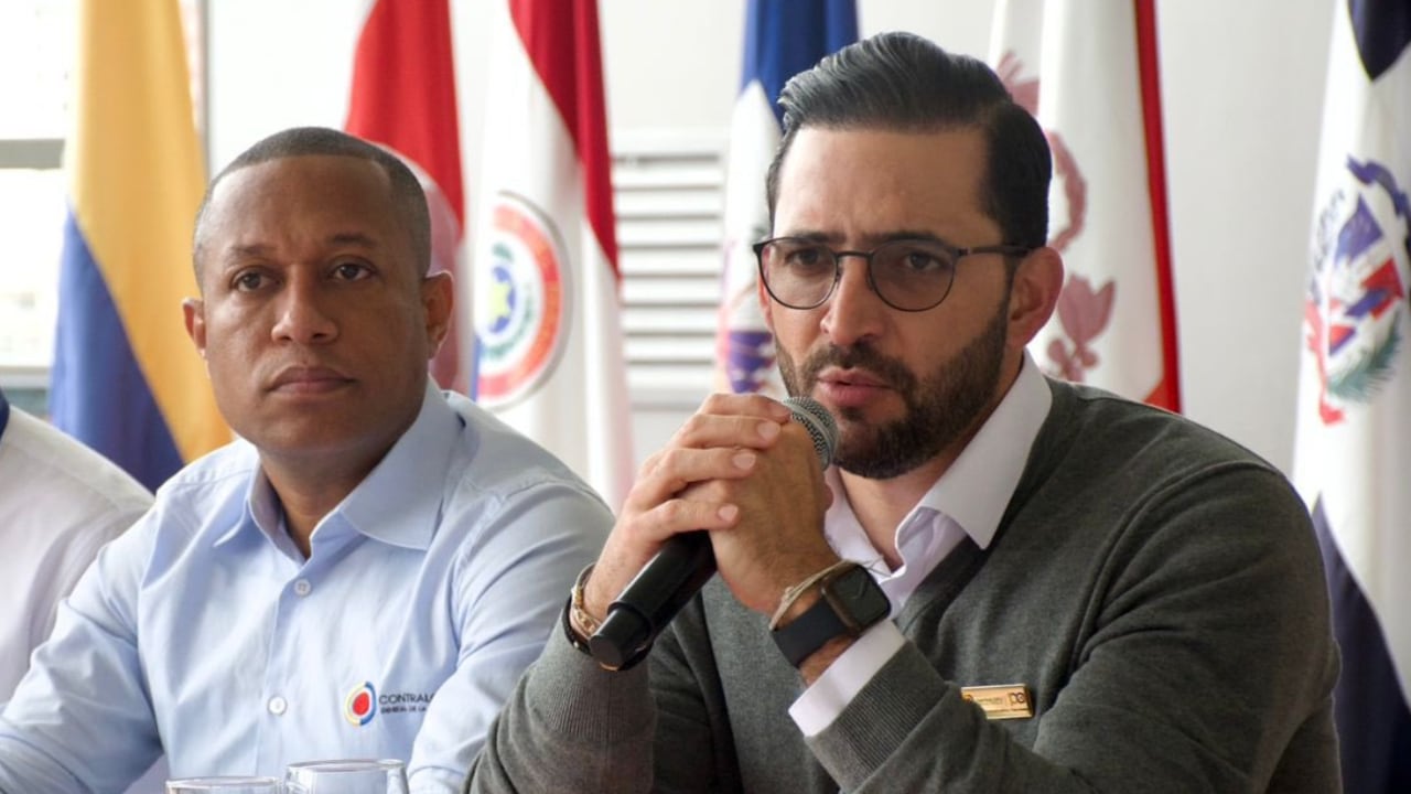 Carlos Zuluaga, vicecontralor en funciones de contralor general, en reunión con veedores de Boyacá