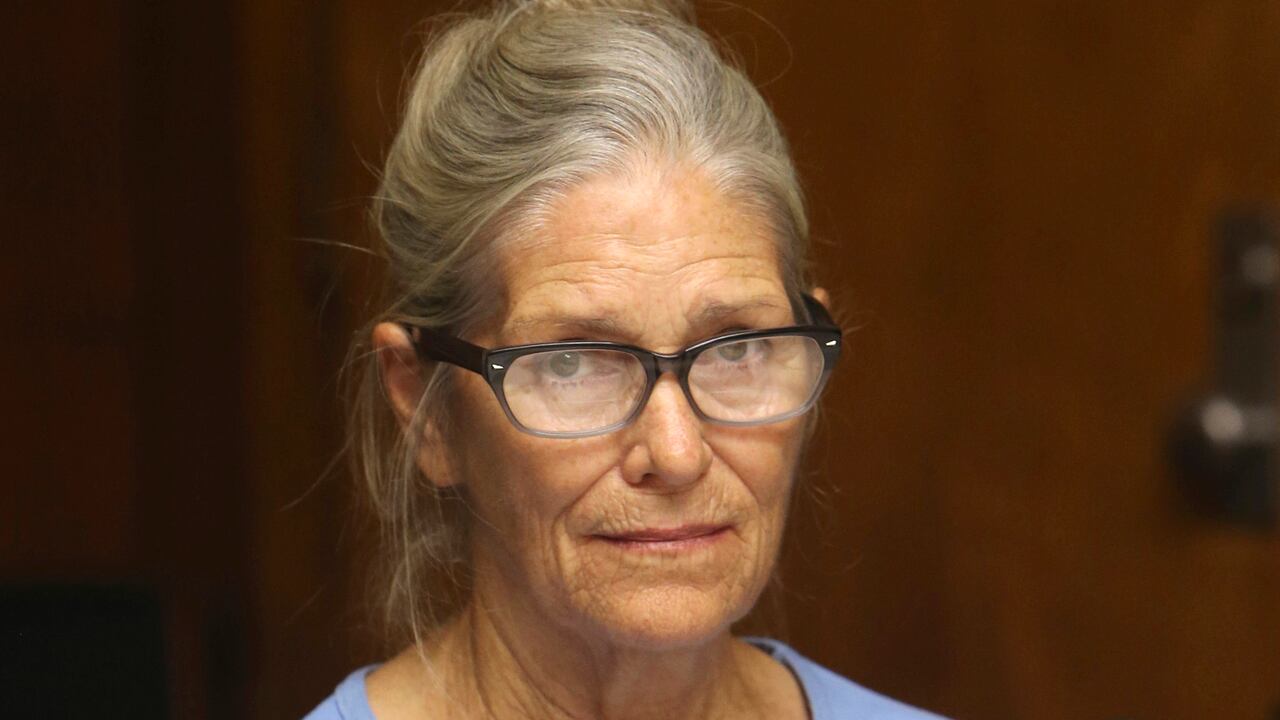 ARCHIVO - Leslie Van Houten durante su audiencia en Corona, California, el 6 de septiembre de 2017. (Stan Lim/Los Angeles Daily News via AP, Pool, Archivo)