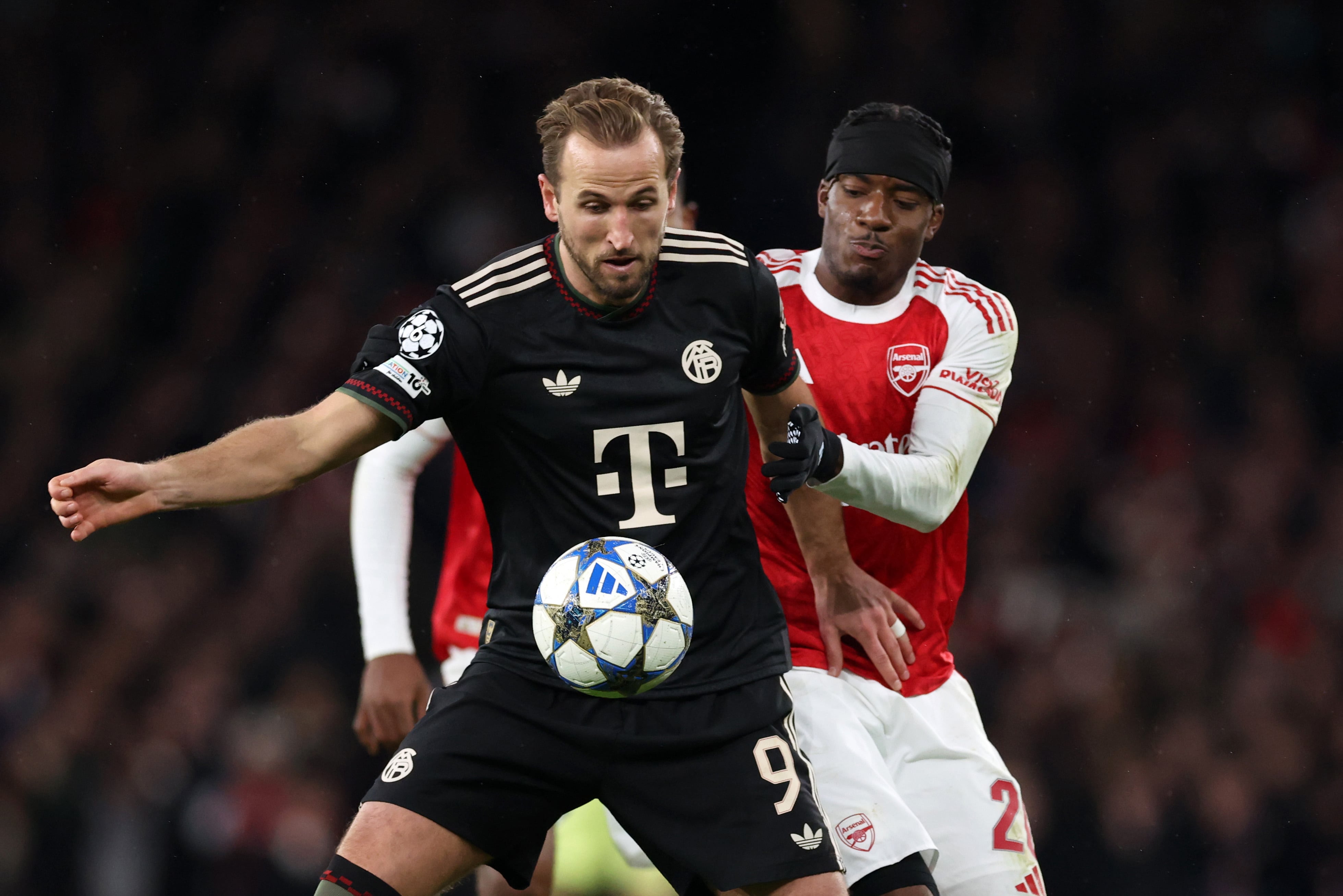 Harry Kane pelea un balón con Noni Madueke en la Champions.