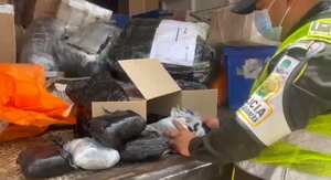 Momento en que la droga fue encontrada por uniformados de la Policía dentro de la caleta.