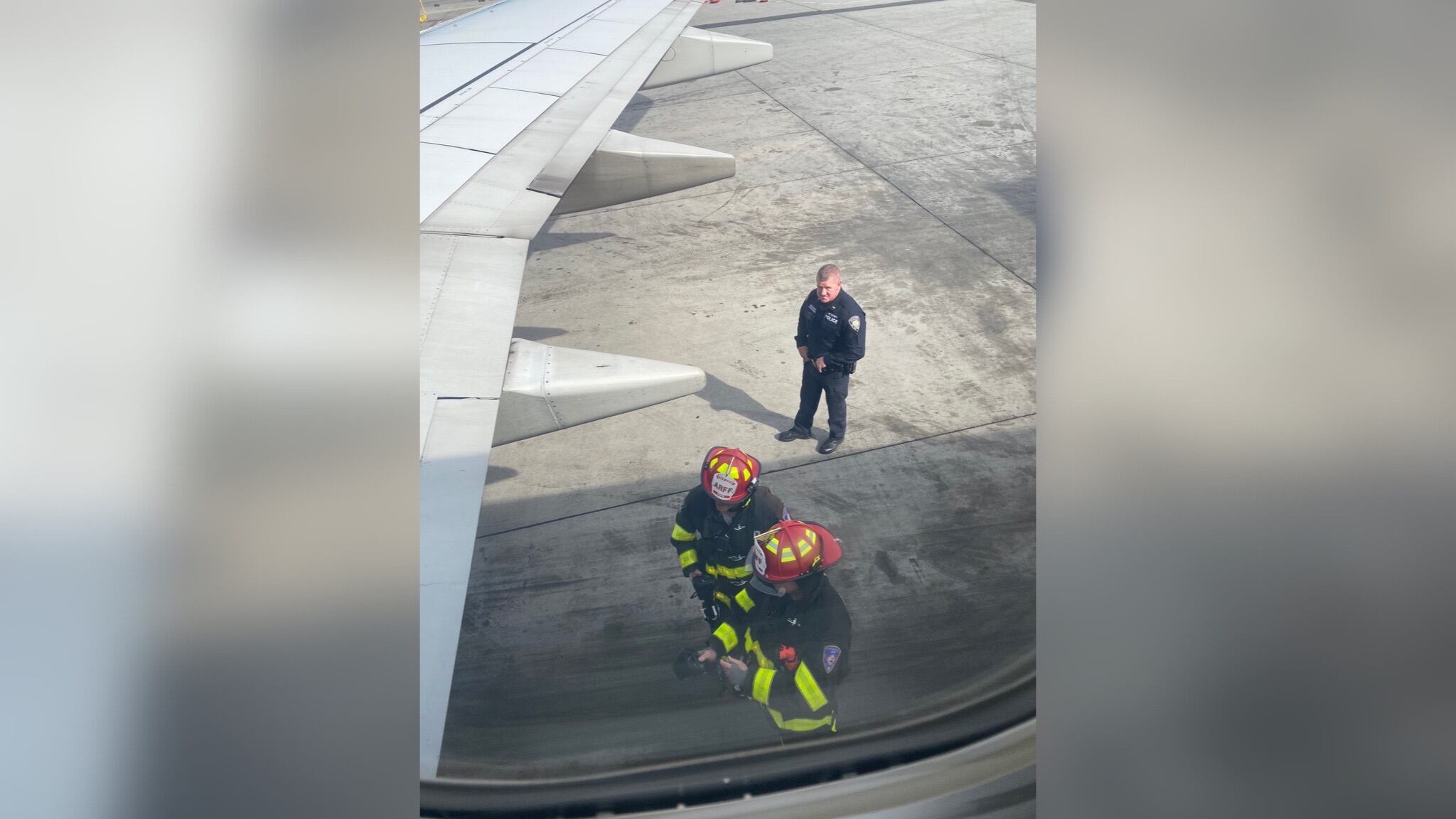 La periodista Cristina Corbin, quien viajaba en la aeronave dijo que el motor perdido estaba en el lado izquierdo del avión.