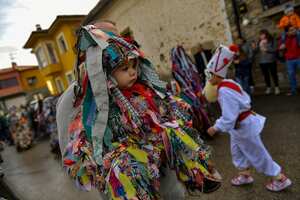 Integrantes del grupo de carnaval 'La Vijanera de Silio' marchan durante la tradicional fiesta antigua en la localidad de Silio, en el norte de España.