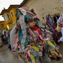 Integrantes del grupo de carnaval 'La Vijanera de Silio' marchan durante la tradicional fiesta antigua en la localidad de Silio, en el norte de España.