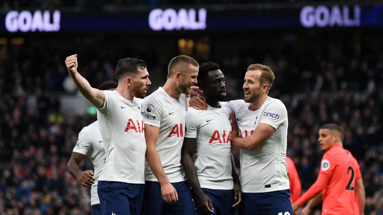 Tottenham Hotspur's Colombian defender Davinson Sanchez (3rd R) celebrates with teammates after scoring their second goal during the English Premier League football match between Tottenham Hotspur and Norwich City at Tottenham Hotspur Stadium in London, on December 5, 2021. (Photo by Daniel LEAL / AFP) / RESTRICTED TO EDITORIAL USE. No use with unauthorized audio, video, data, fixture lists, club/league logos or 'live' services. Online in-match use limited to 120 images. An additional 40 images may be used in extra time. No video emulation. Social media in-match use limited to 120 images. An additional 40 images may be used in extra time. No use in betting publications, games or single club/league/player publications. /
