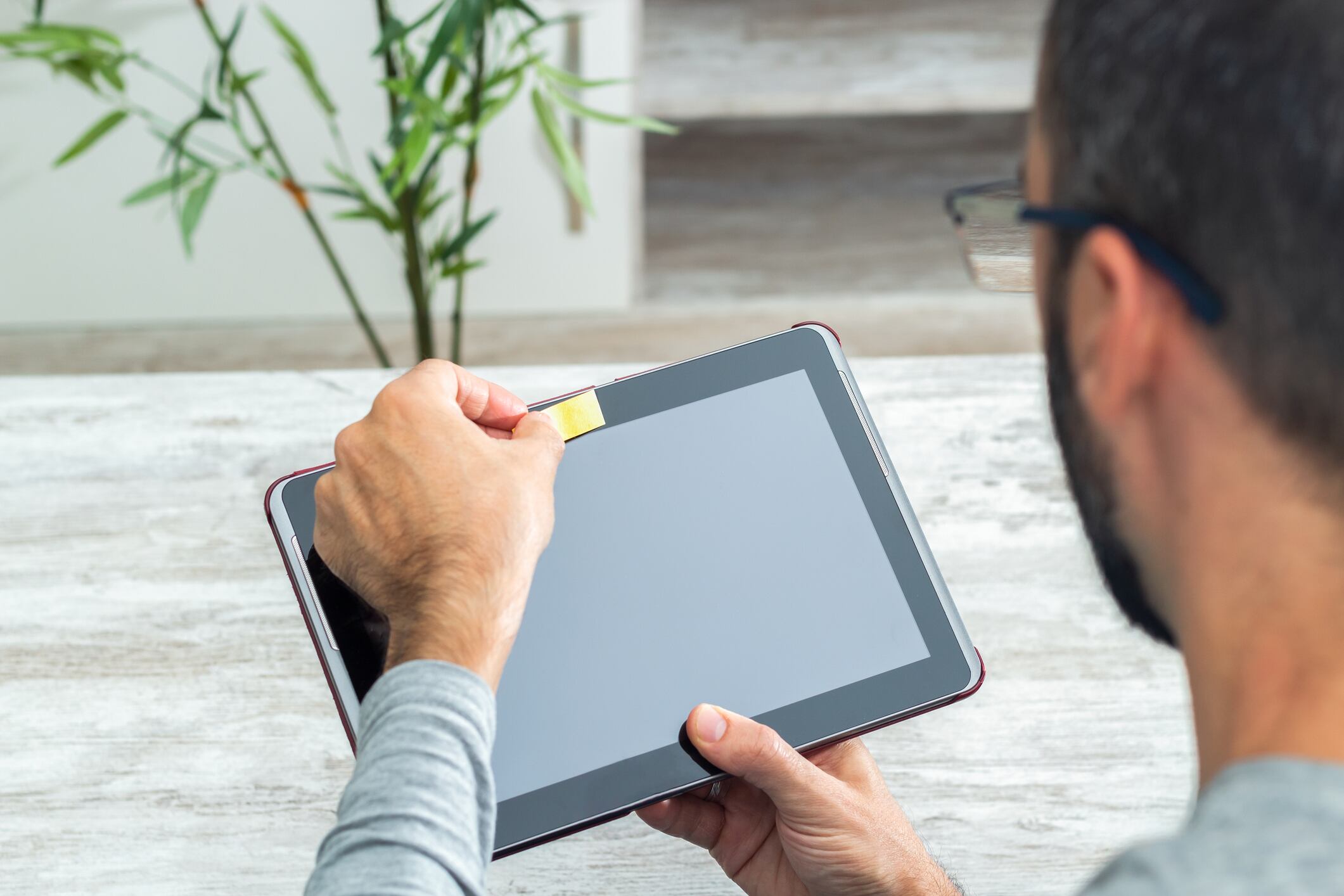 La cámara en su celular, computador y portátil son blancos para los delincuentes.