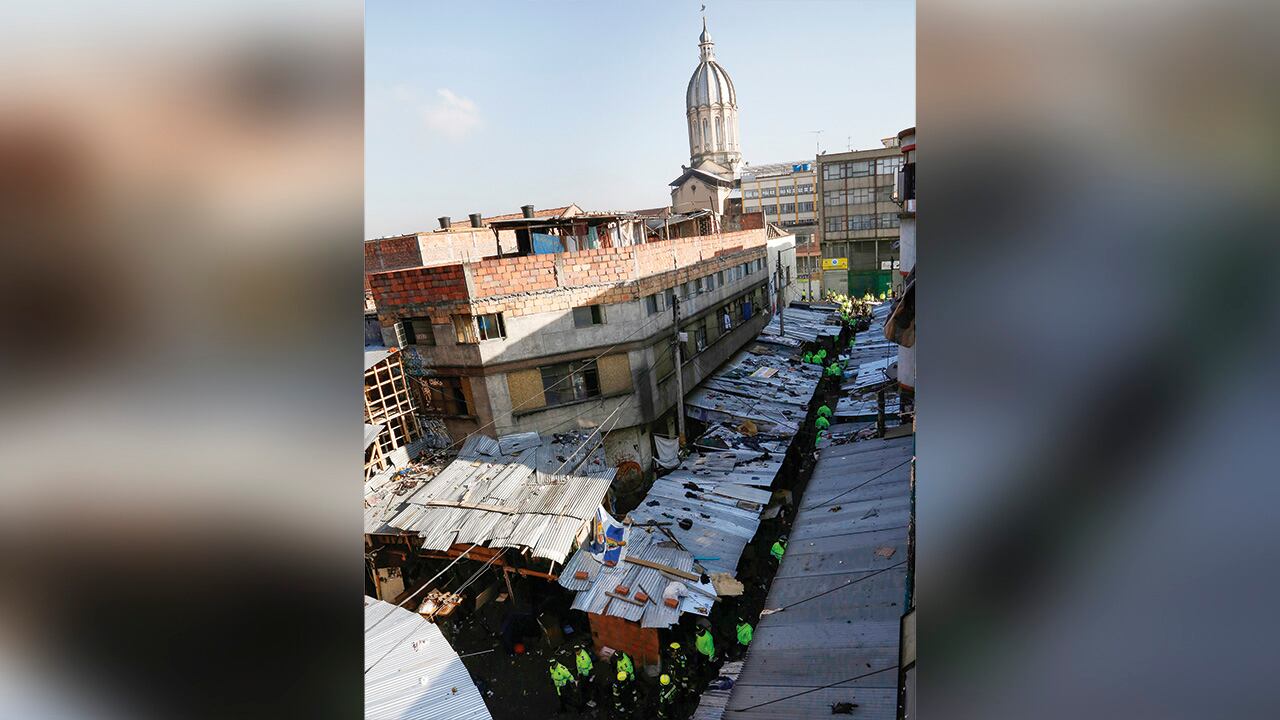  En la operación participaron 2.500 hombres de la Policía de Bogotá y del CTI de la Fiscalía. La planeación duró cerca de dos meses y estuvo encabezada por Enrique Peñalosa. 