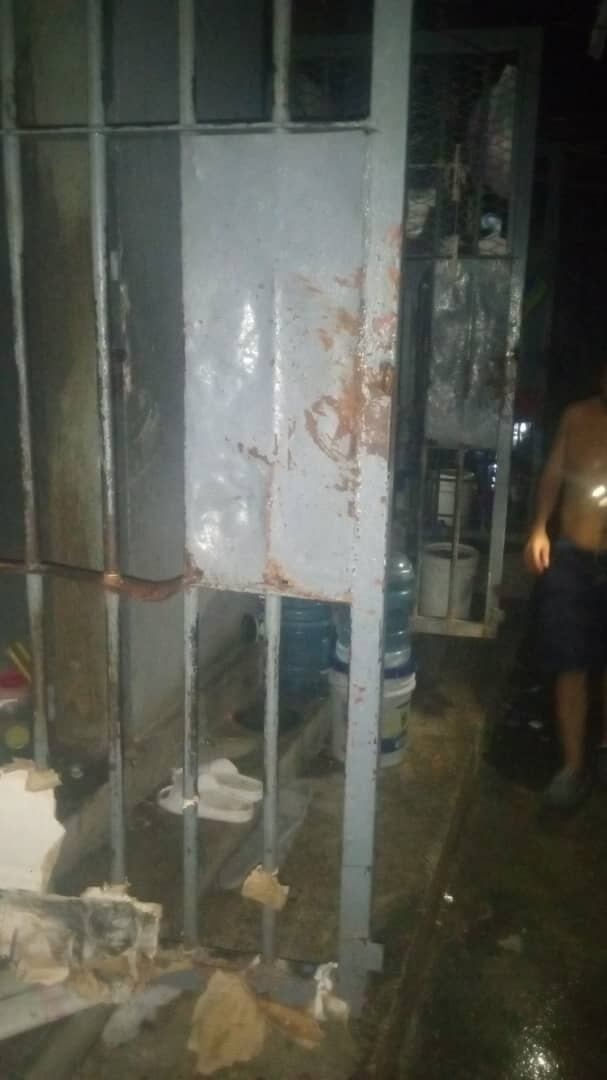 Los rastros de sangre evidencian el violento motín que se vive en la cárcel de Haití en donde están presos los colombianos.