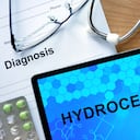 Diagnóstico Hidrocefalia y comprimidos sobre una mesa de madera. Concepto de medicina.