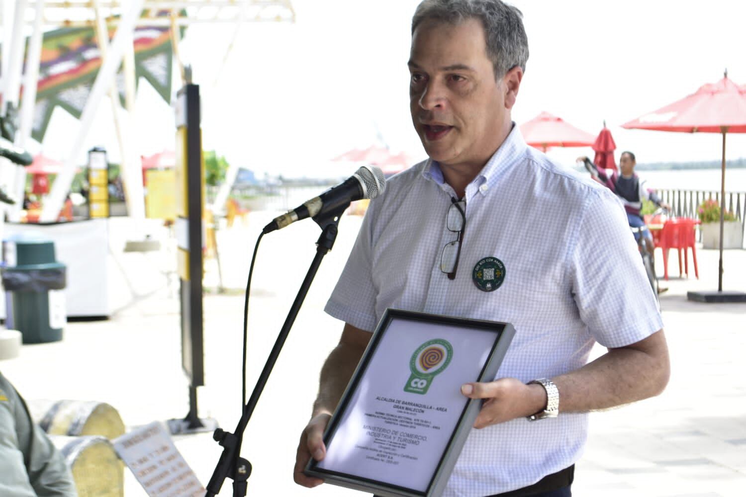 Diego Barrios, gerente general de ACERT S.A. haciendo entrega del reconocimiento al Malecón en Barranquilla