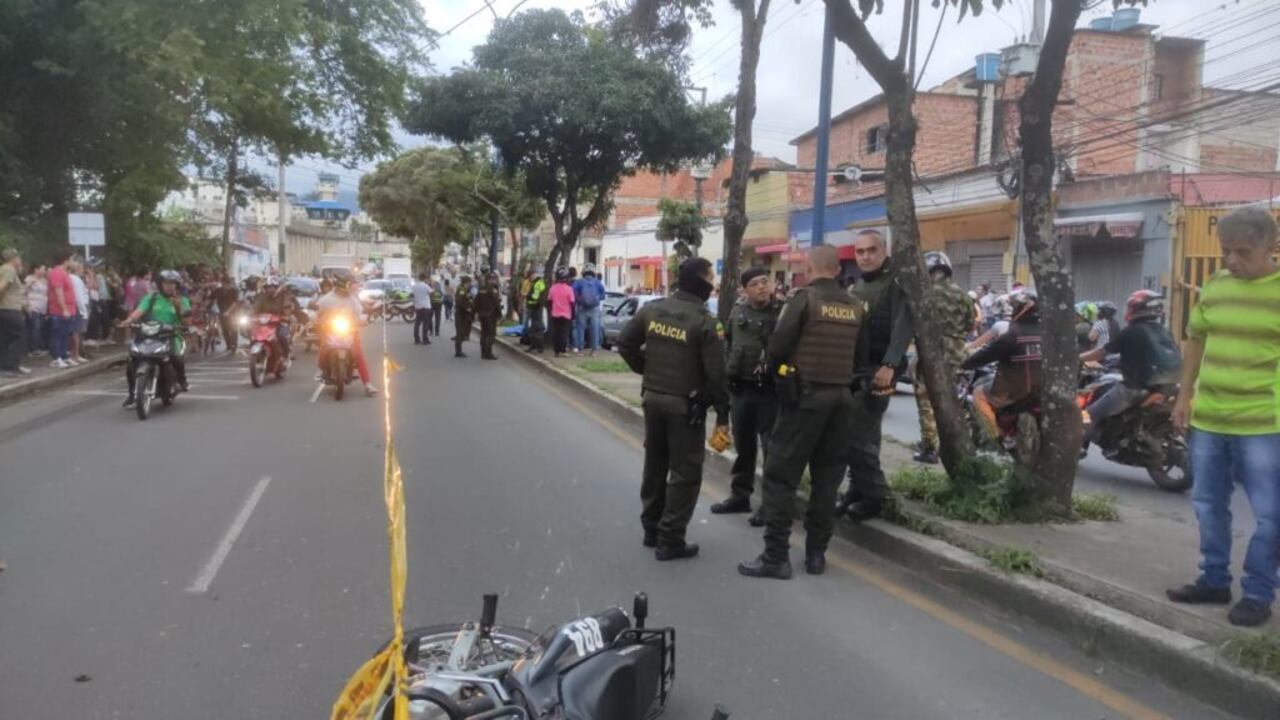 La víctima, al parecer, no tenía bien puesto el casco de protección.