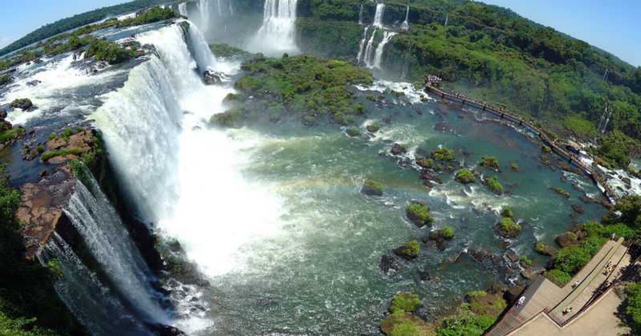 8. Las cataratas de Iguazú, Argentina-Brasil: En la frontera de Argentina y Brasil, sobre el río Iguazú, se encuentra este conjunto de 275 cataratas, la mayoría en territorio argentino. Son unas de las siete maravillas naturales del mundo.