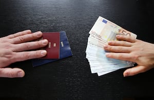 La red cobraba hasta 1.000 euros por el acceso a documentos falsos y cuotas mensuales de 250 euros a los migrantes.