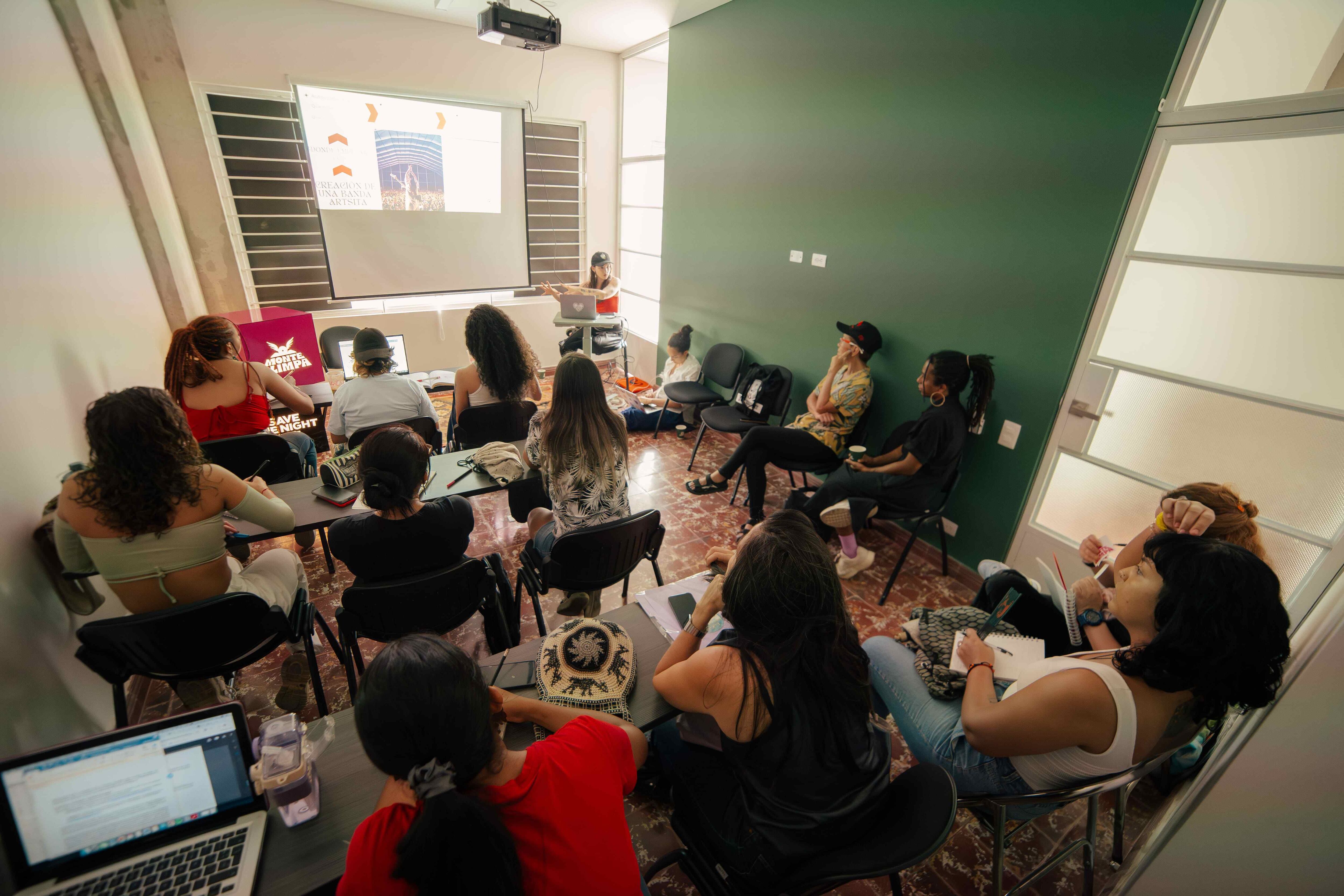 Serán 15 seleccionadas que recibirán talleres sobre producción de eventos, lenguaje musical, salud mental para artistas y creación de espacios seguros para mujeres, personas feminizadas, trans y no binarias.