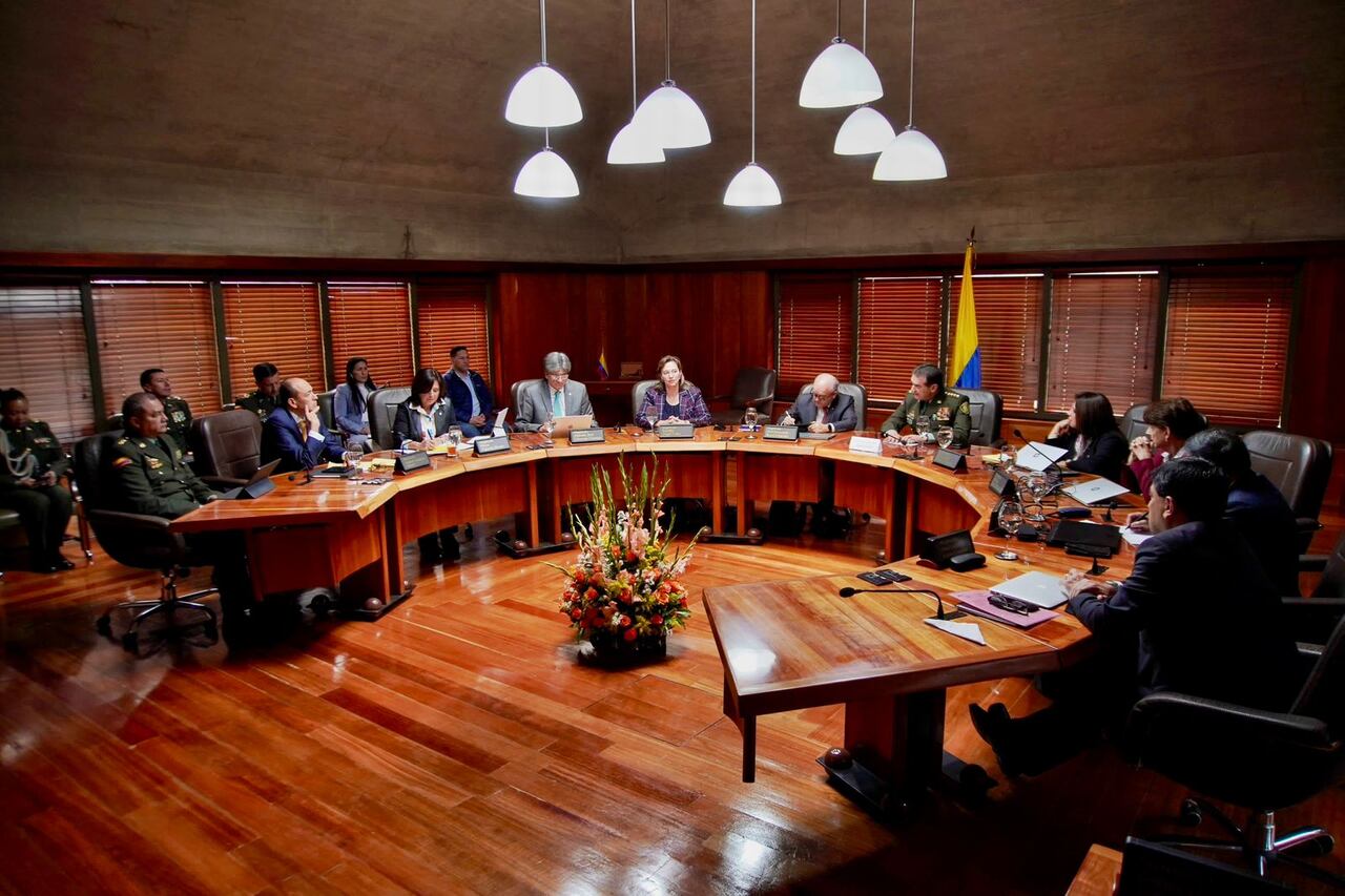Corte Constitucional se reúne con el director de la Policía para revisar seguridad en el Palacio de Justicia.