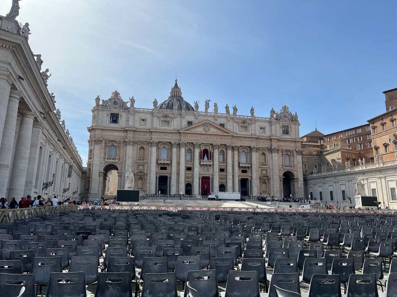En los alrededores de la Plaza de San Pedro de El Vaticano se encuentran varias sillas que habían sido dispuestas para la celebración del Domingo de Resurrección.