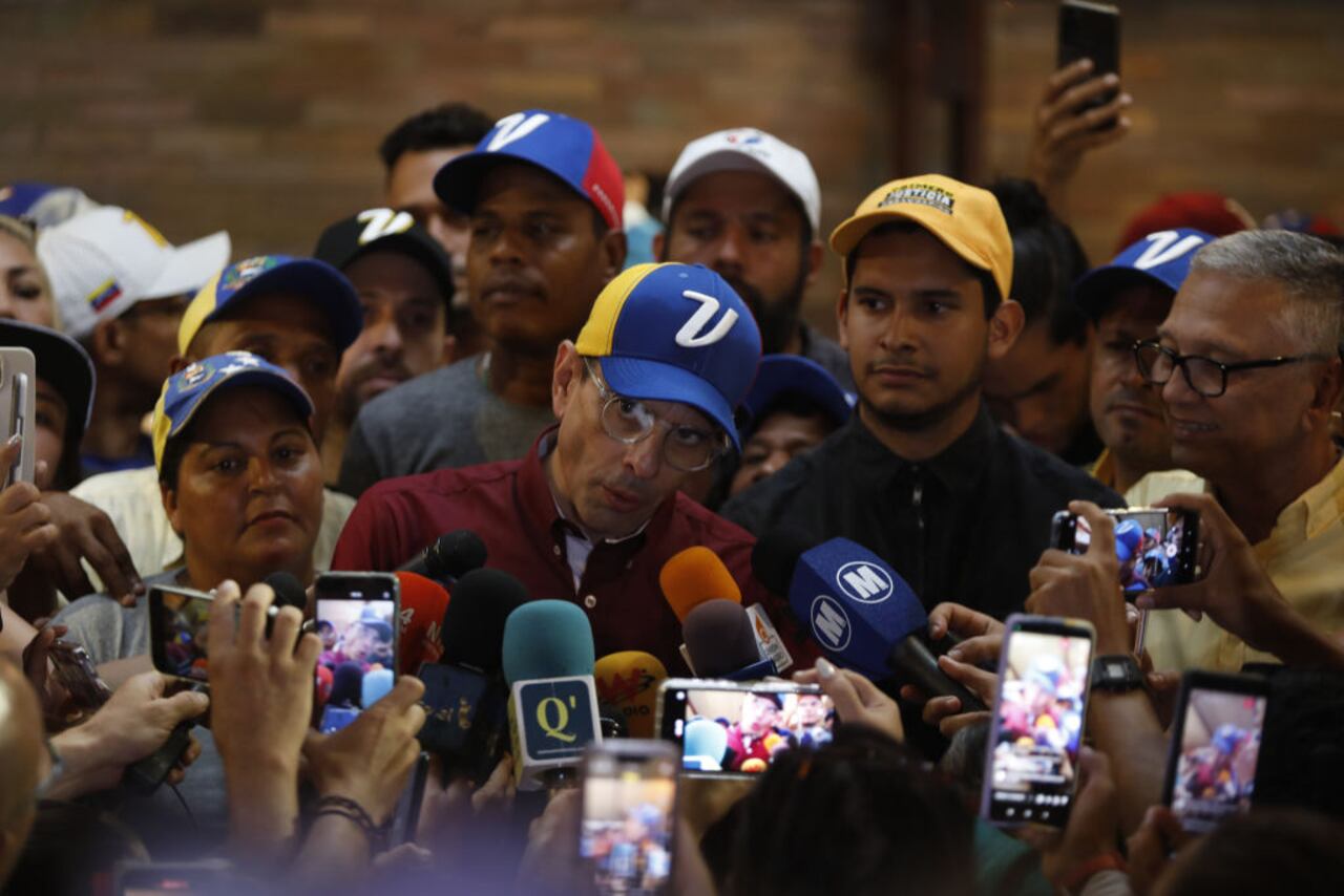 El líder opositor al gobierno del presidente Maduro, Henrique Capriles, habla y gesticula durante el registro de su candidatura para las elecciones primarias de la oposición