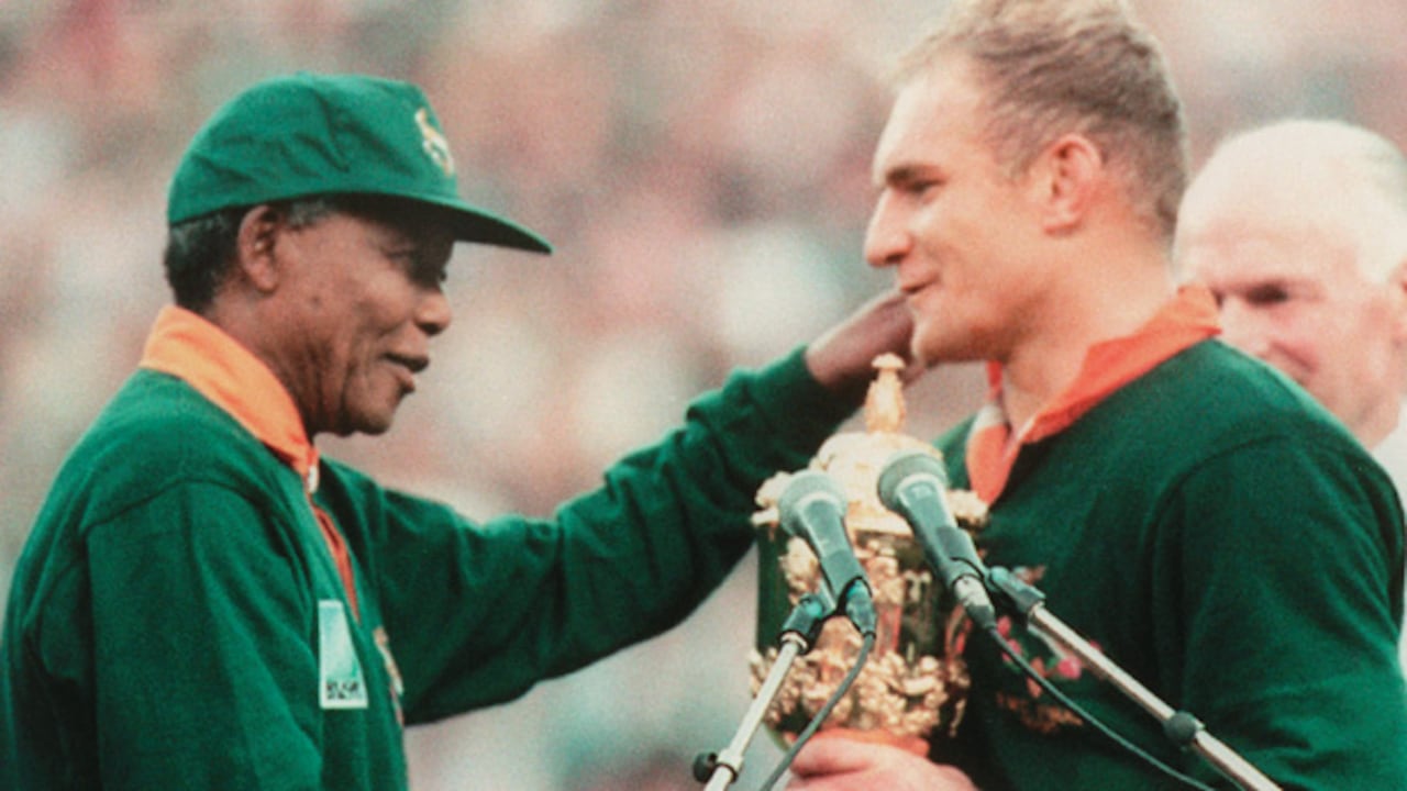 Mandela, vestido con la camiseta de los Springboks, recibió el abrazo del capitán Francois Pienaar. Esa escena hubiera sido impensable.